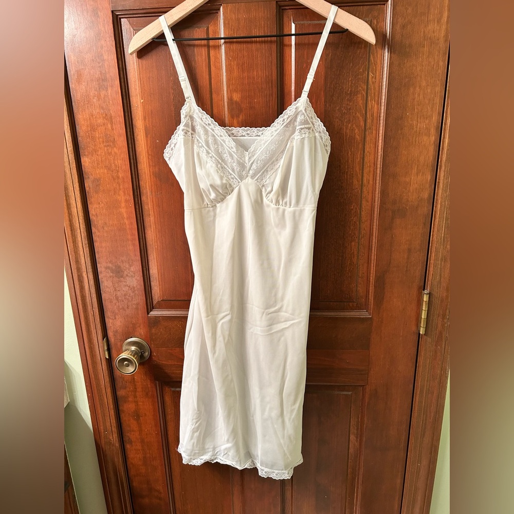 LORRAINE VTG White nylon full slip with sheer lace trim. Size 34